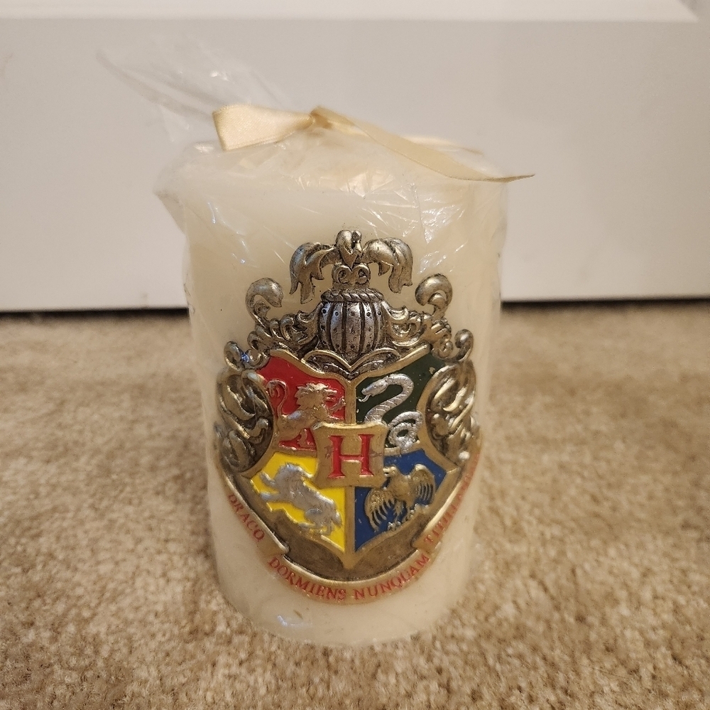 6” Harry‎ Potter Hogwarts Crest Logo Sculpted Pillar Candle NEW UNUSED